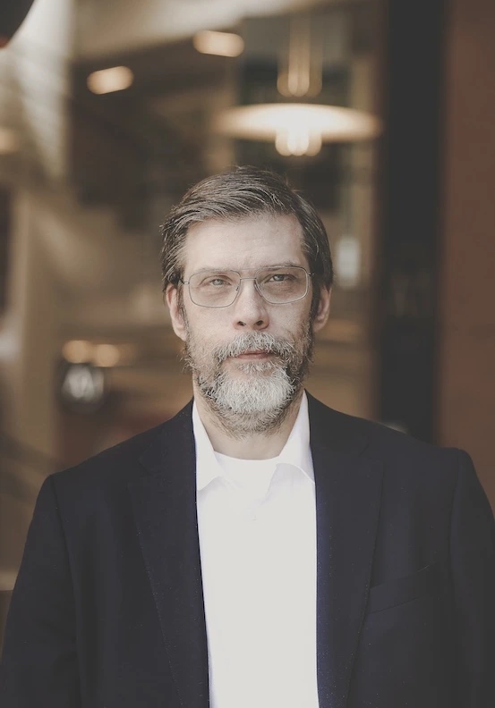 https://a.storyblok.com/f/251438/553x792/e58996c735/kenneth-lind.webp